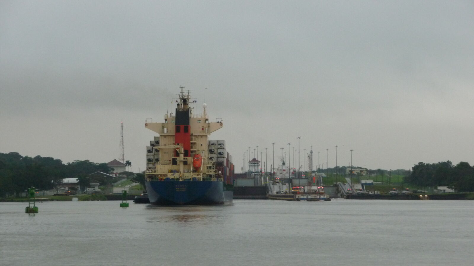 "Unser" Schiff fährt in die Schleuse, wir folgen.