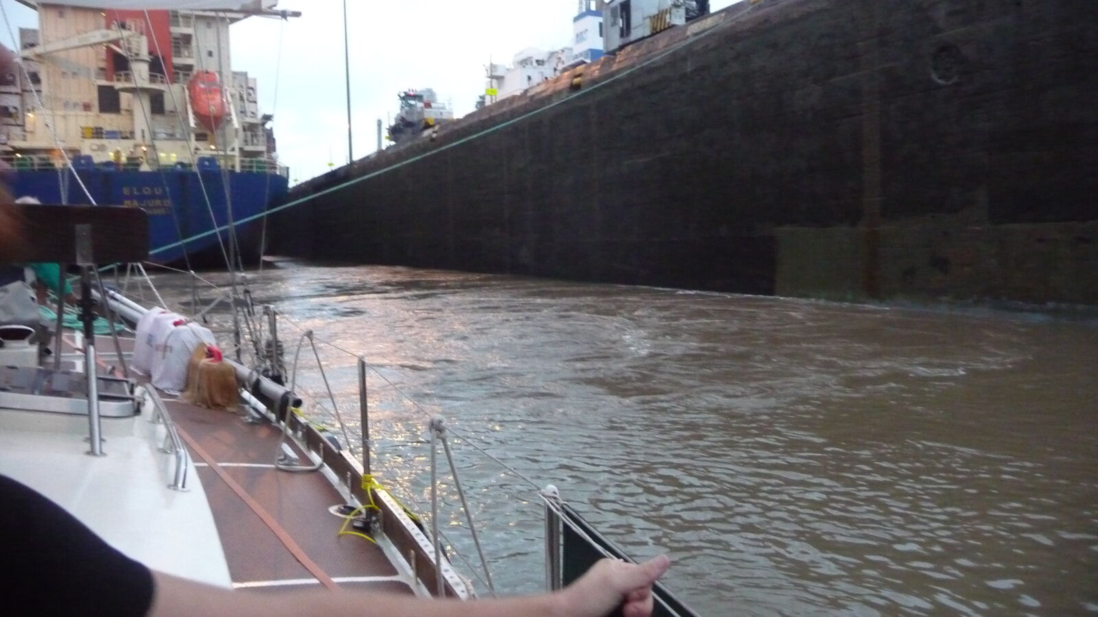 Starke Turbulenzen durch das einströmende Wasser.