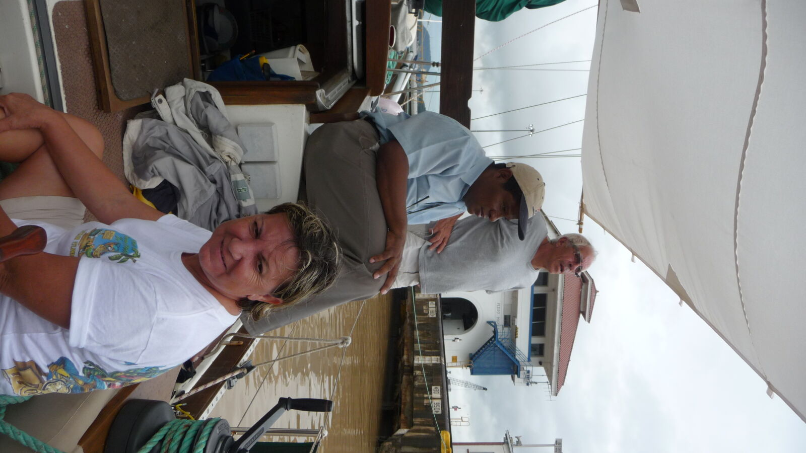 Wir warten in der Schleuse auf "unser" Schiff.
