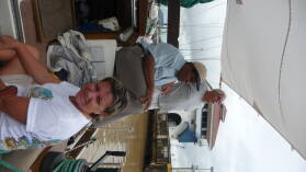 Wir warten in der Schleuse auf "unser" Schiff.