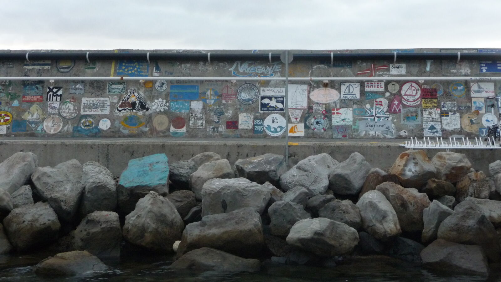 Yacht-Graffitis in der Marina von Porto Santo.