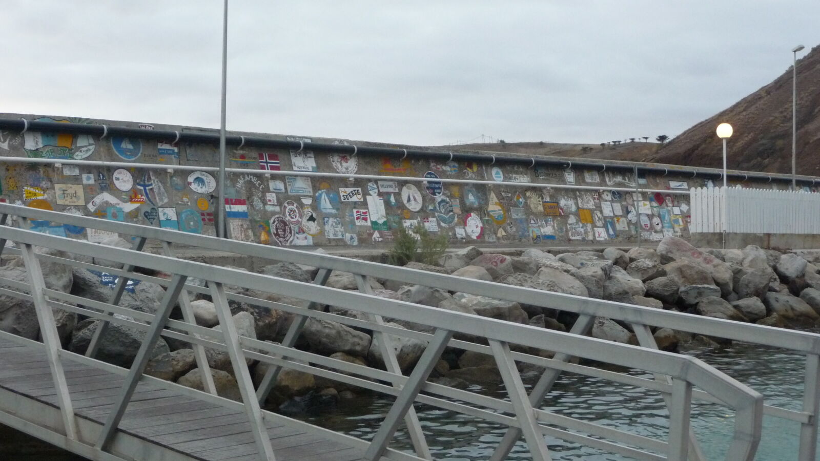 Yacht-Graffitis in der Marina von Porto Santo.