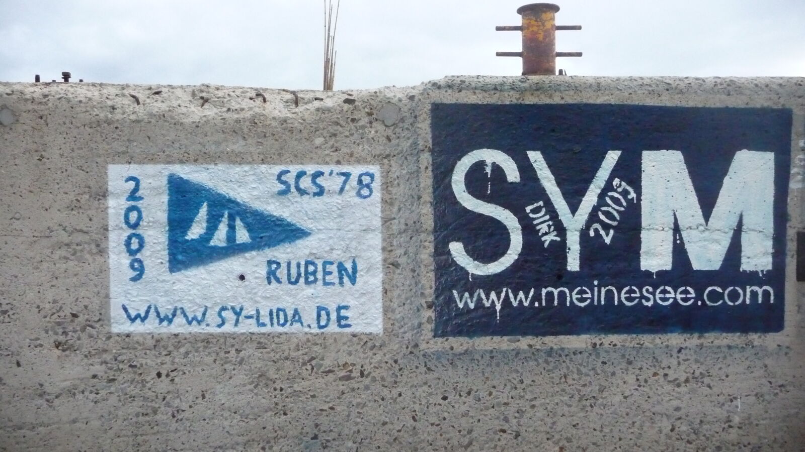 Yacht-Graffitis in der Marina von Porto Santo.