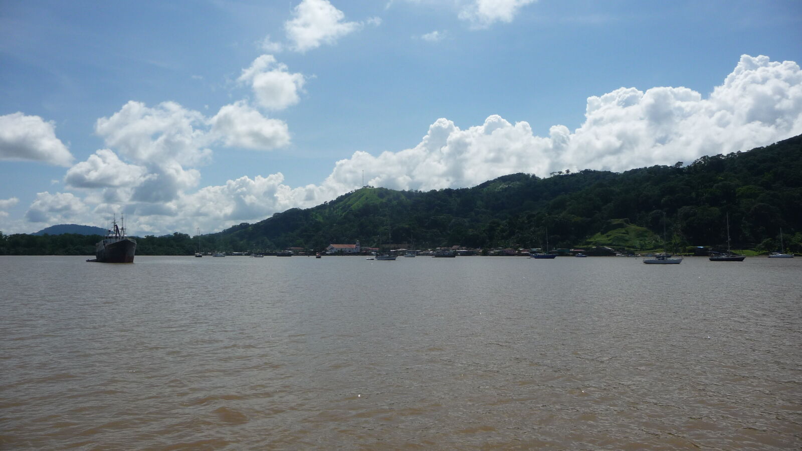 Bucht von Portobelo, nachdem es geregnet hat.
