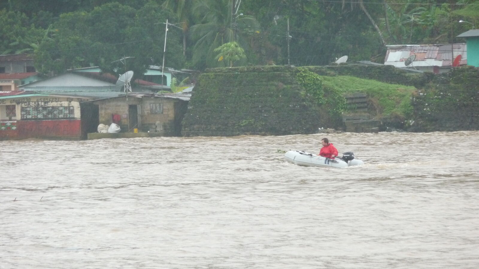 David im Dinghy im Regen