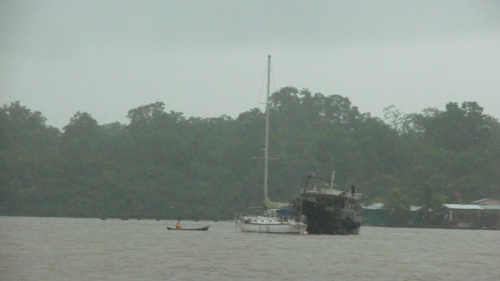 El Ponky ist durch das Ankerfeld gedriftet und an einem Segelboot hängengeblieben.