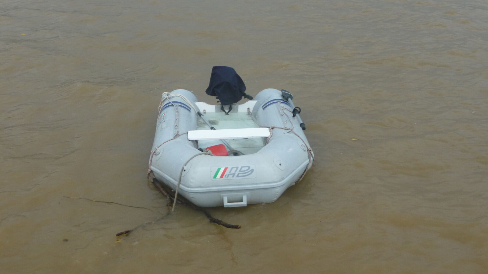 Nach einer Regennacht ist das Dinghy voll.