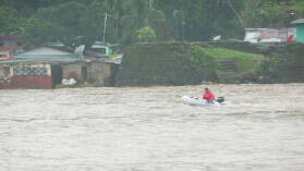 David im Dinghy im Regen