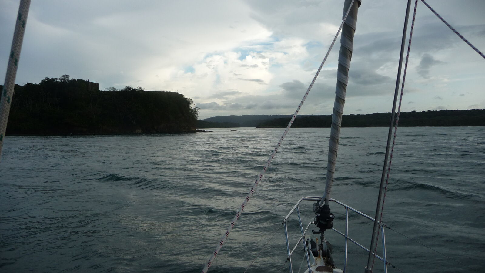 Einfahrt zum Rio Chagres. Links ist Fort San Lorenzo zu sehen, rechts ist das Lajas Riff nicht zu sehen.