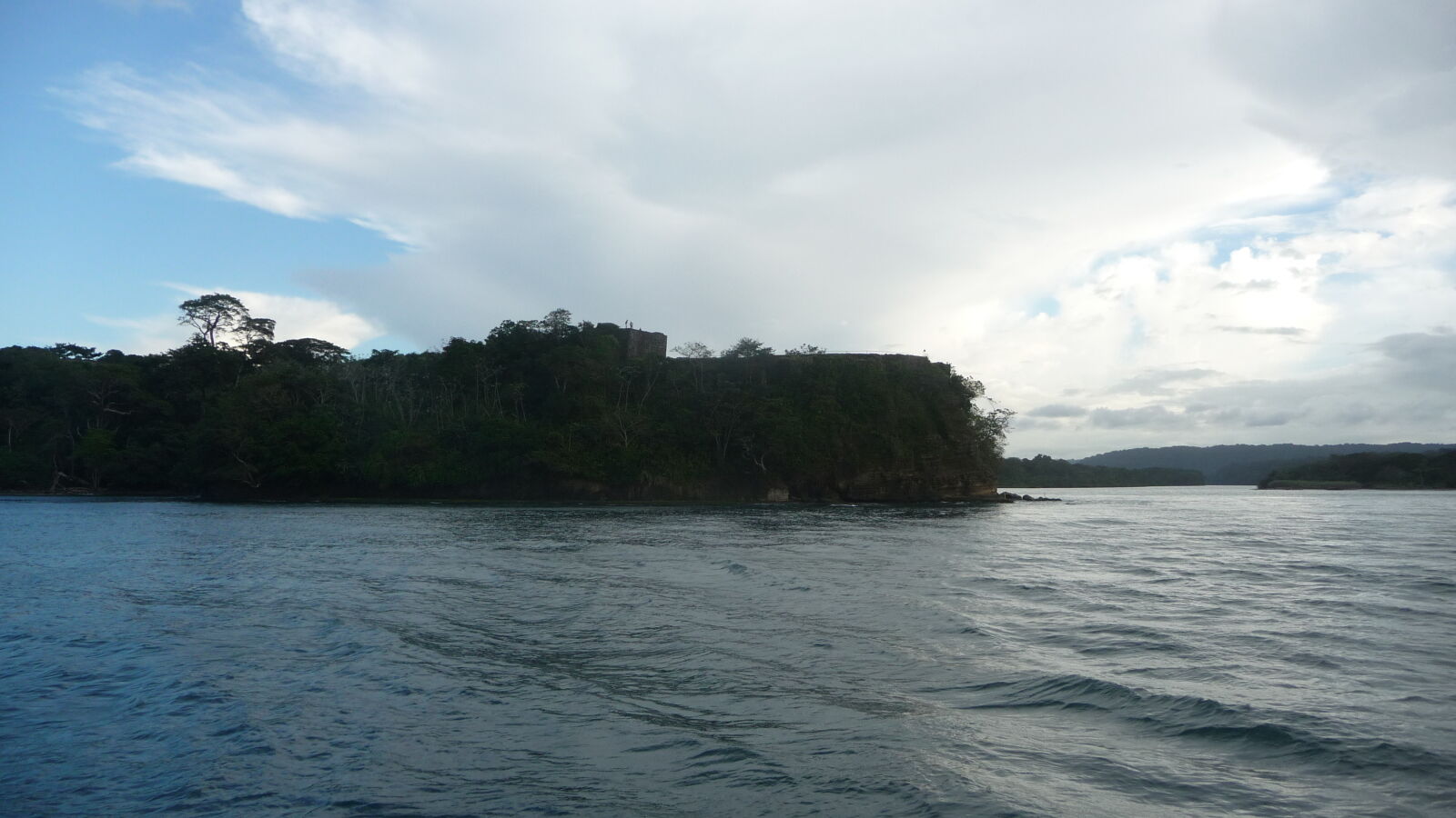 Einfahrt zum Rio Chagres. Links ist Fort San Lorenzo zu sehen, rechts ist das Lajas Riff nicht zu sehen.