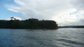 Einfahrt zum Rio Chagres. Links ist Fort San Lorenzo zu sehen, rechts ist das Lajas Riff nicht zu sehen.