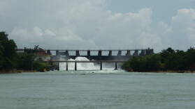 Gatun-Damm, leicht ge&ouml;ffnet.