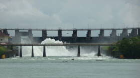 Gatun-Damm, leicht geöffnet, mit Tukan.