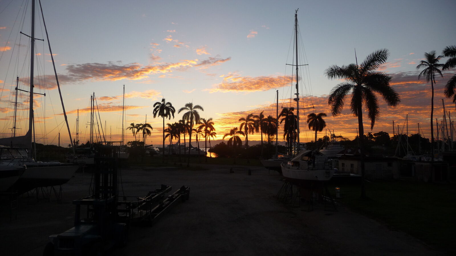 Sonnenaufgang im Trockendock.