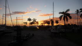Sonnenaufgang im Trockendock.