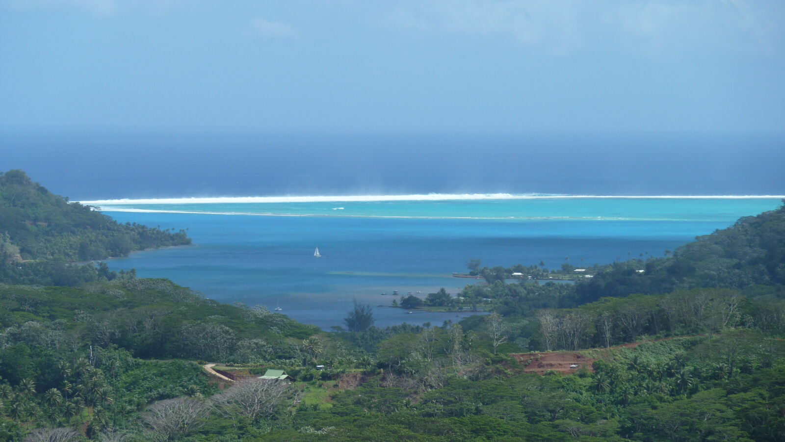 4 m Wellen klatschen ans Außenriff vor der Baie Hurepiti, Tahaa.