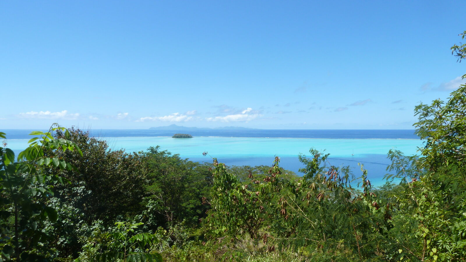 Blick auf Huahine von Raiatea.