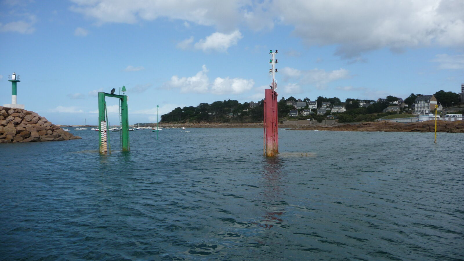 Einfahrt zur Marina von TrÃ©beurden - Sinkender Wasserstand