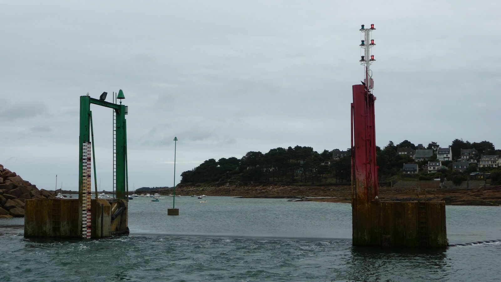 Einfahrt zur Marina von TrÃ©beurden - Niedrigwasser