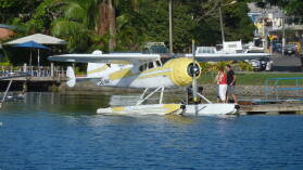 Wasserflugzeug in Nakama Creek, Savu Savu.