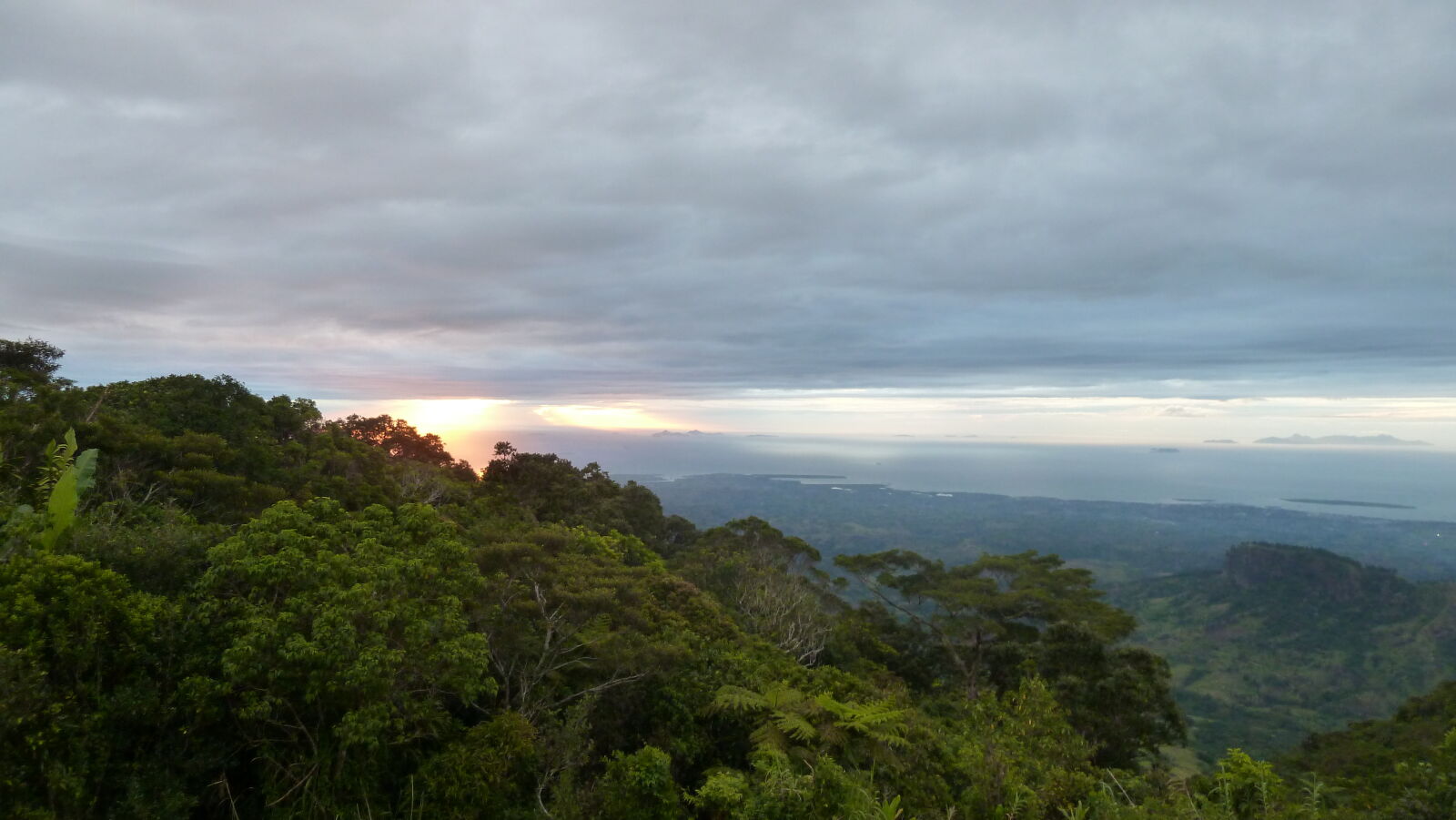 Blick von Mt. Batilamu Hut; Wanderung im Koroyanitu National Heritage Park.