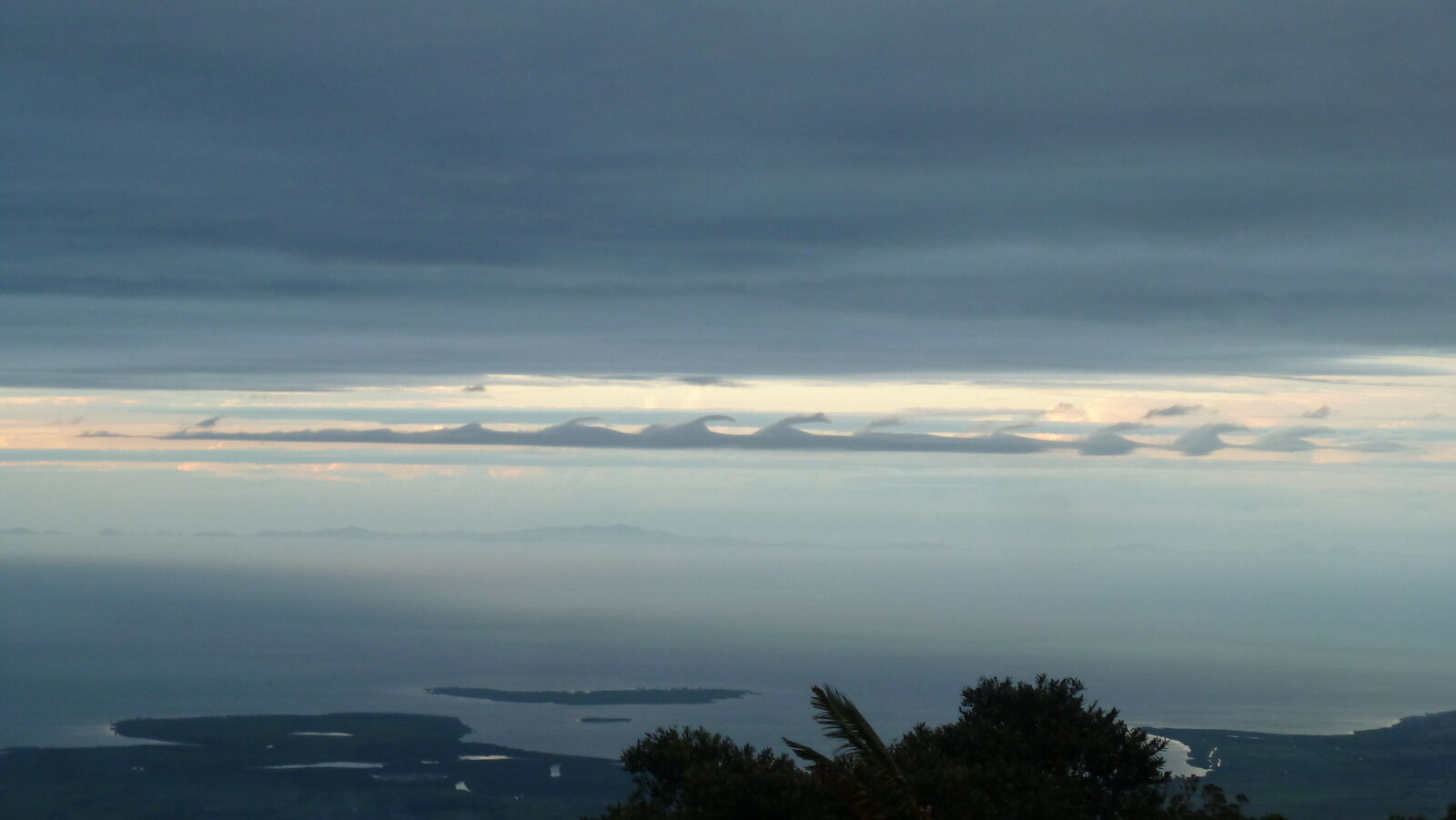 Blick auf die Yasawas von Mt. Batilamu Hut; Wanderung im Koroyanitu National Heritage Park.