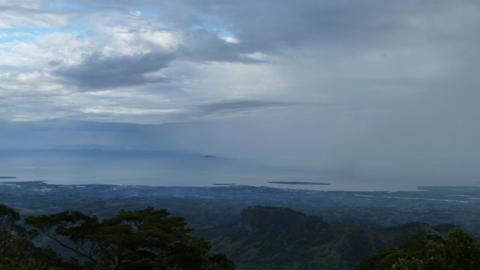 Blick auf Lautoka und die Yasawas von Mt. Batilamu Hut; Wanderung im Koroyanitu National Heritage Park.