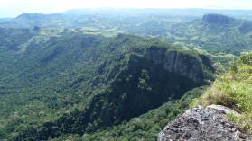 Blick von Mt. Batilamu; Wanderung im Koroyanitu National Heritage Park.