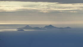 Blick auf die Mamanucas von Mt. Batilamu Hut; Wanderung im Koroyanitu National Heritage Park.