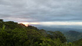 Blick von Mt. Batilamu Hut; Wanderung im Koroyanitu National Heritage Park.