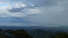 Blick auf Lautoka und die Yasawas von Mt. Batilamu Hut; Wanderung im Koroyanitu National Heritage Park.