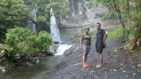 Lesi und Isa vor Savu-I-One Wasserfall; Wanderung im Koroyanitu National Heritage Park.