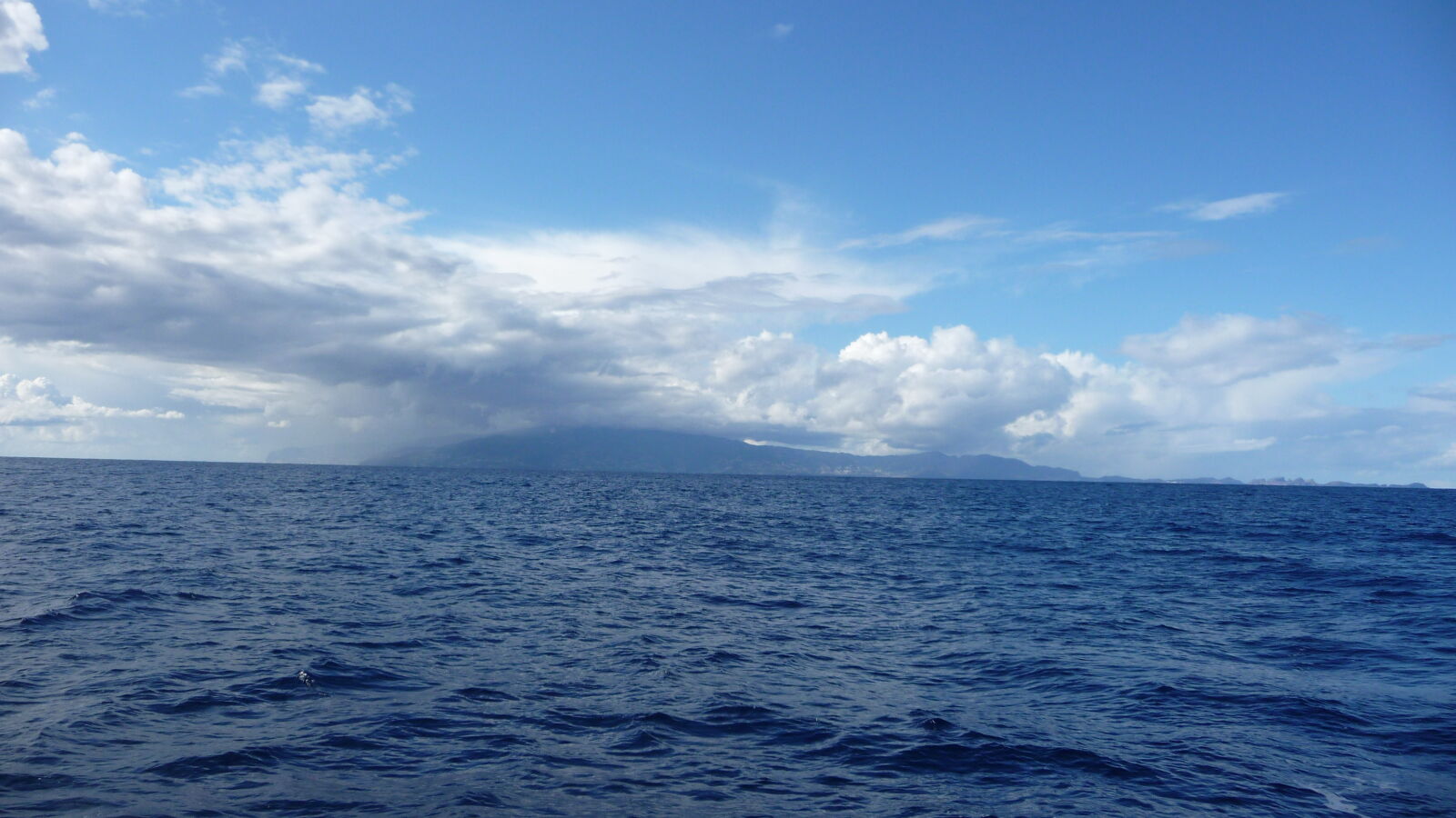 Madeira verschwindet hinter uns.