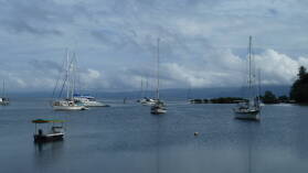 An der Boje in Savu Savu, Fiji.