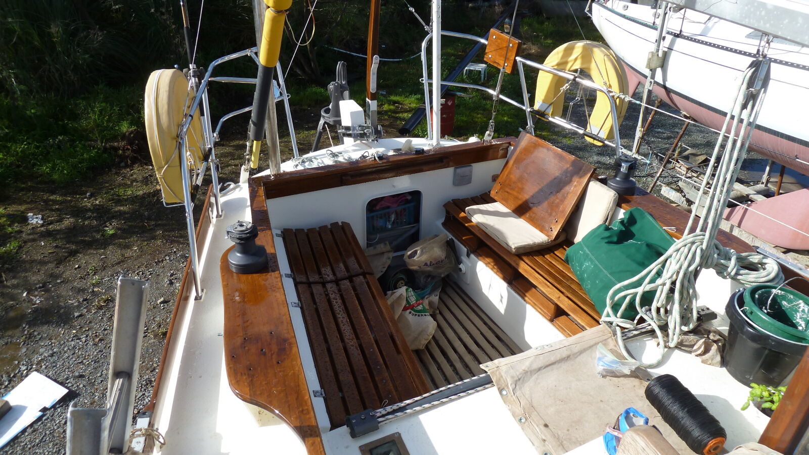 Das Cockpit wird wieder zusammengebaut.