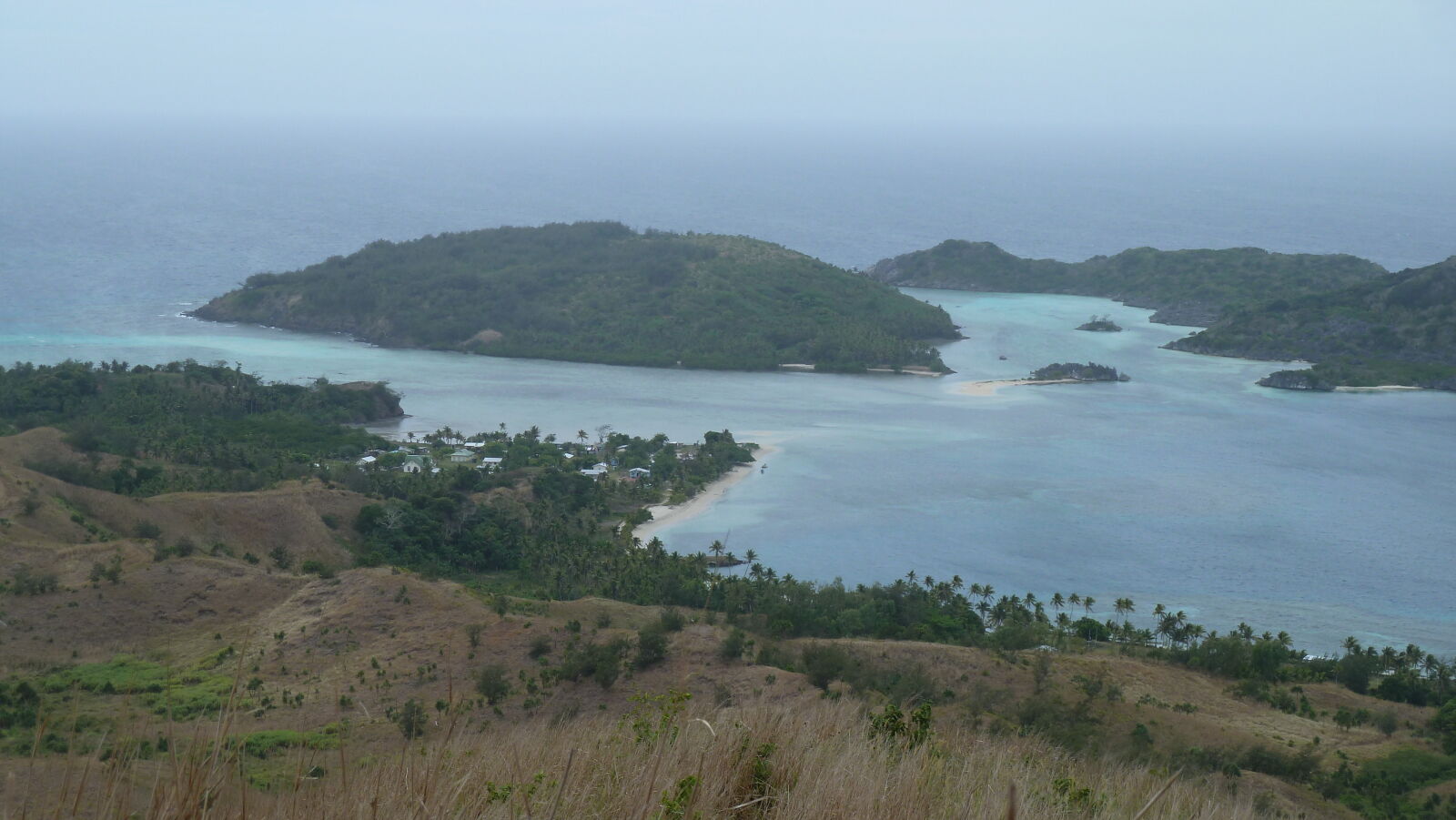 Wanderung in den Hügeln von Nabukeru, Yasawa.