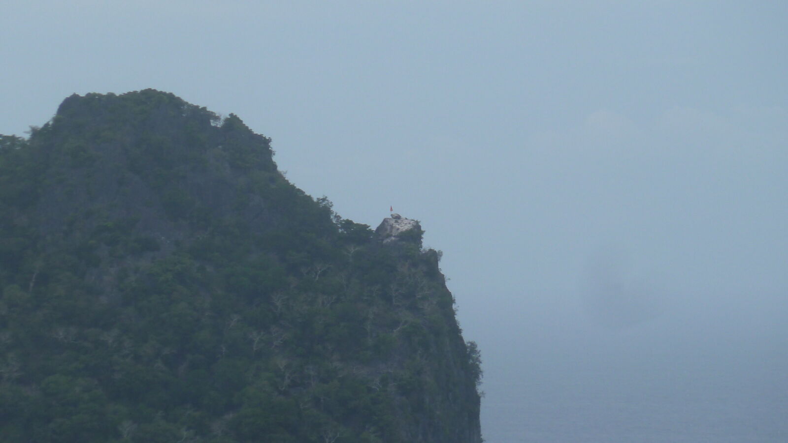 Flagge auf Sawa-I-Lau; Wanderung in den Hügeln von Nabukeru, Yasawa.