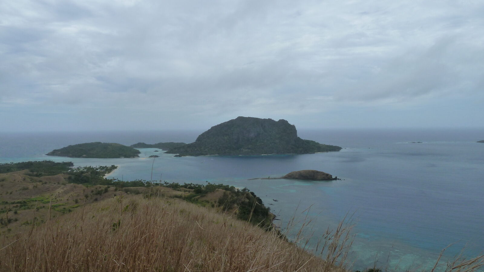 Wanderung in den Hügeln von Nabukeru, Yasawa.