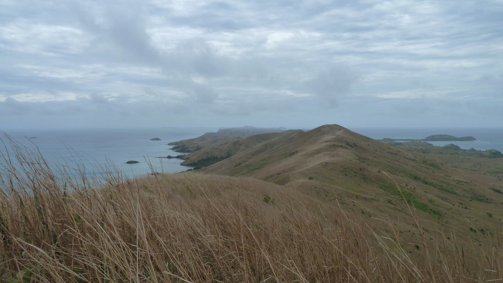 Wanderung in den Hügeln von Nabukeru, Yasawa.