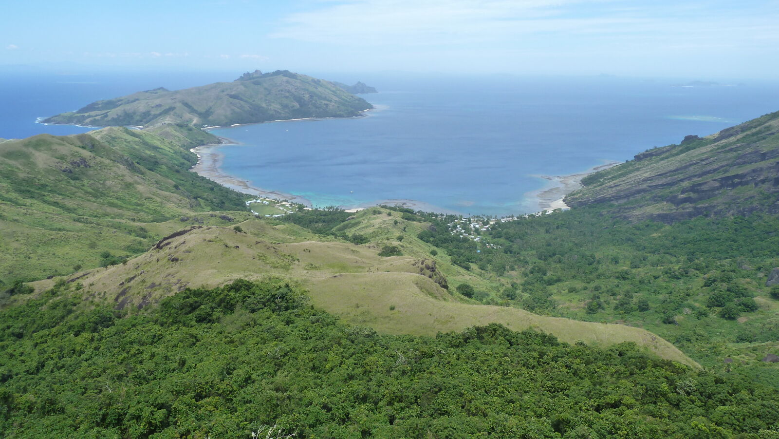 Wanderung in den Hügeln von Yalombi Bay, Waya.